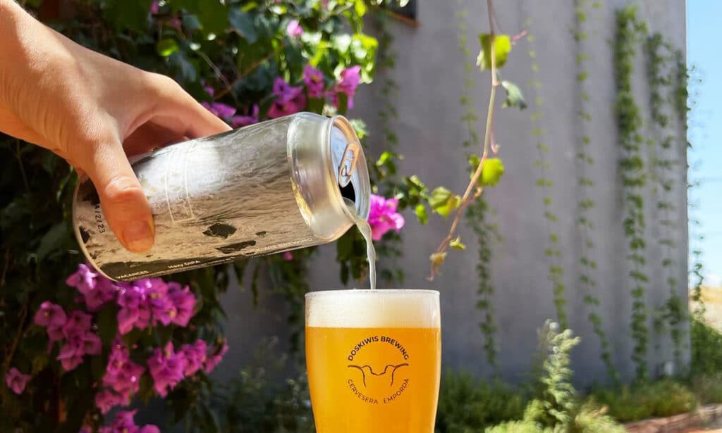 A hazy IPA - one of a range of beers brewed in Rupià by DosKiwis Brewing